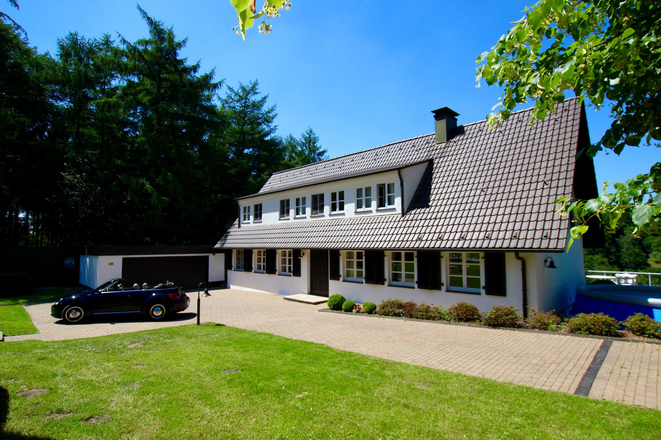 B934C93F-96A0-3603-99C9-E22F2F015211